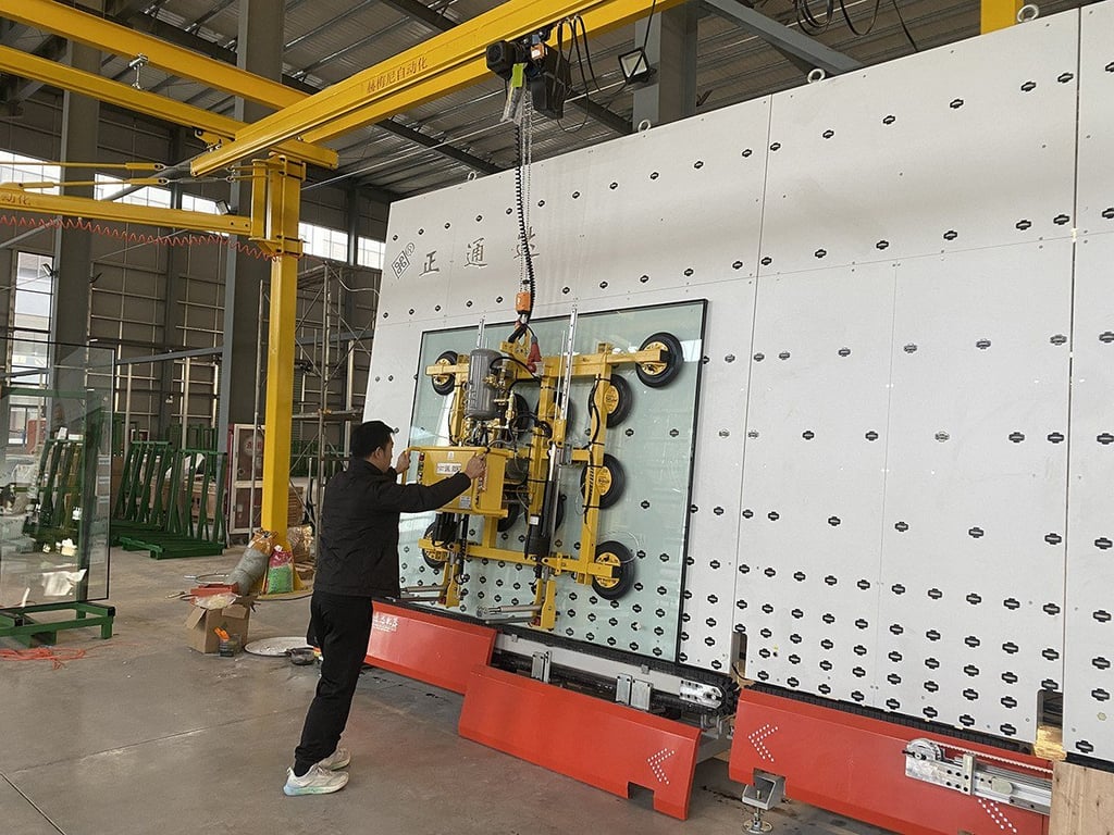 Vertical handling of large insulating glass (powered support hooks)