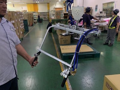 Cầu trục xoay khí nén bám cột kèm tool hút thùng giấy - ảnh 3