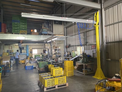 Suspended Pneumatic Jib Crane on 5T Rail with 200 kg Plastic Tray Gripper - ảnh 1