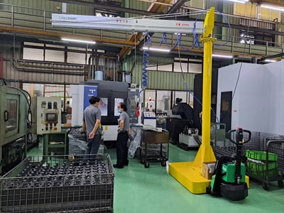 Cầu trục xoay khí nén đế di động và xe kéo điện đưa phôi vào máy CNC - ảnh 2