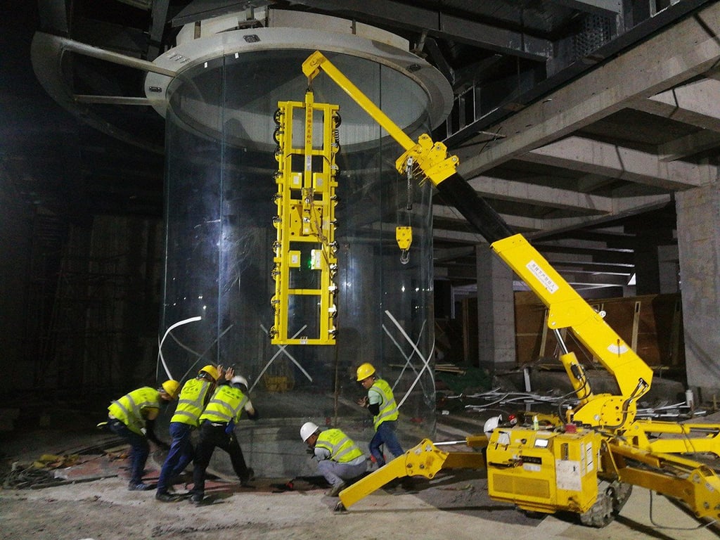 Lật, xoay tay khi bốc xếp kính cong