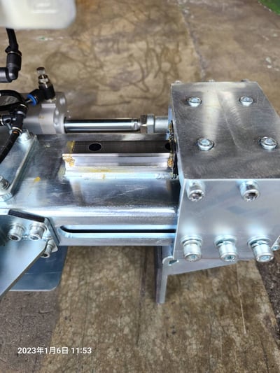 Cầu trục xoay khí nén đế cố định và tool kẹp khay nhựa - ảnh 15