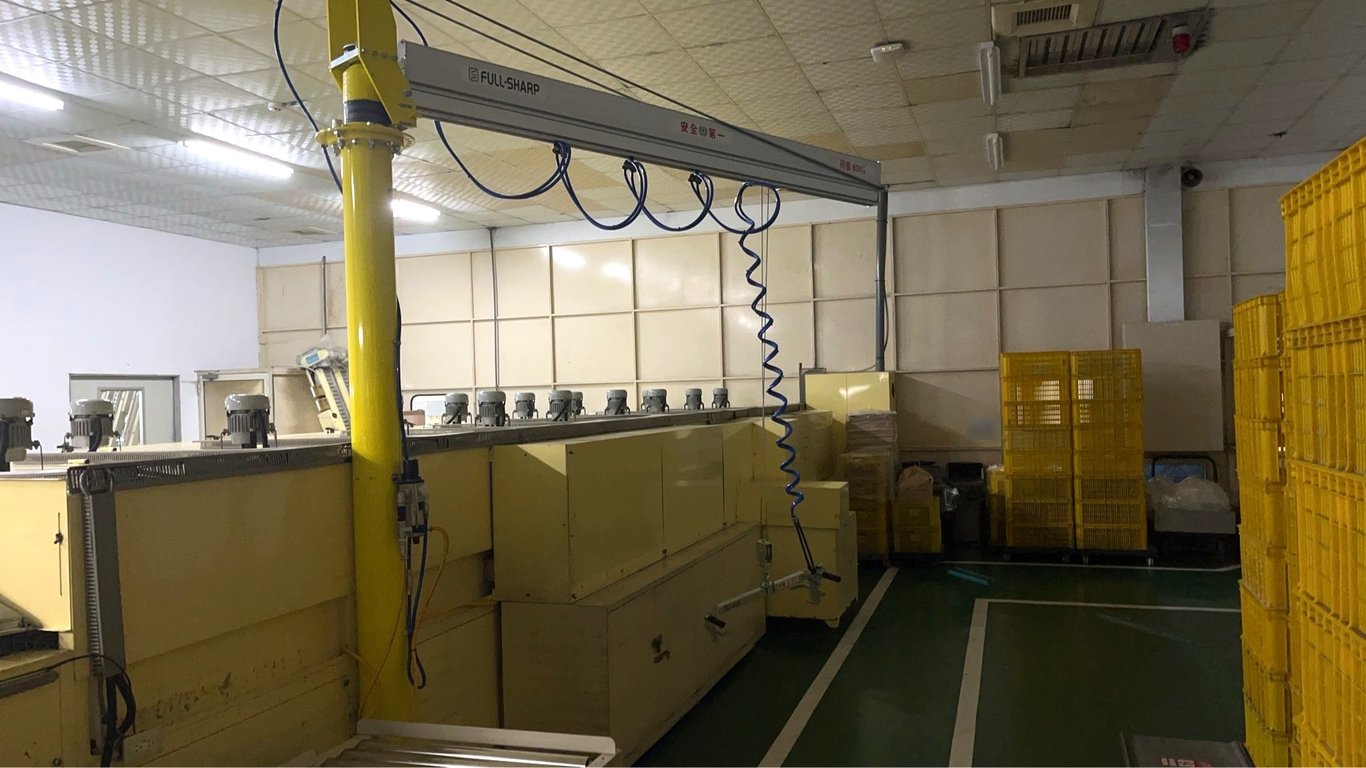 Giải pháp nâng khay nhựa trong nhà kho hoàn toàn bằng khí nén