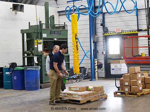 Ống hút chân không ANVER với cầu trục xếp dỡ thùng hàng trên pallet