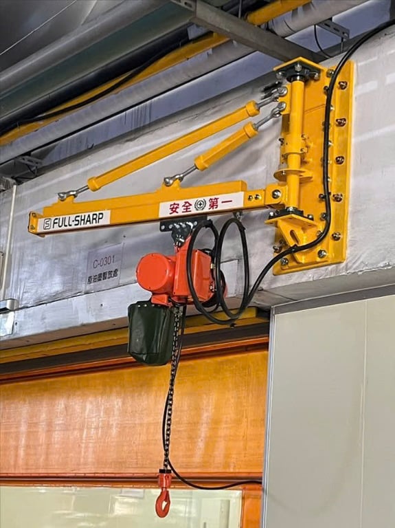 Cầu trục xoay pa lăng điện treo tường cho trạm làm việc