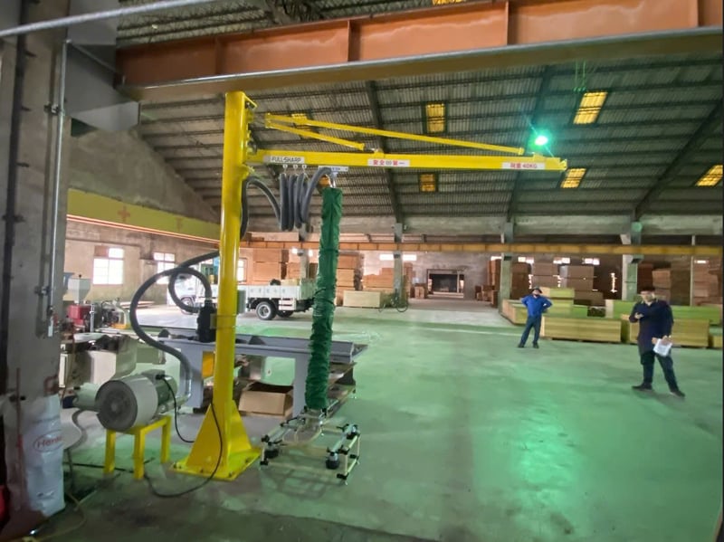 Cầu trục xoay treo thiết bị nâng chân không hút thùng giấy