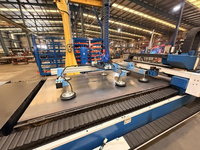Cầu trục xoay thanh ray 500kg, mặt hút chân không khí nén đưa tấm thép từ kệ sắt qua máy cắt - ảnh 2