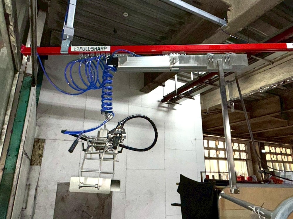 5T 吊掛式軌道搭配氣動平衡器與布捲夾具