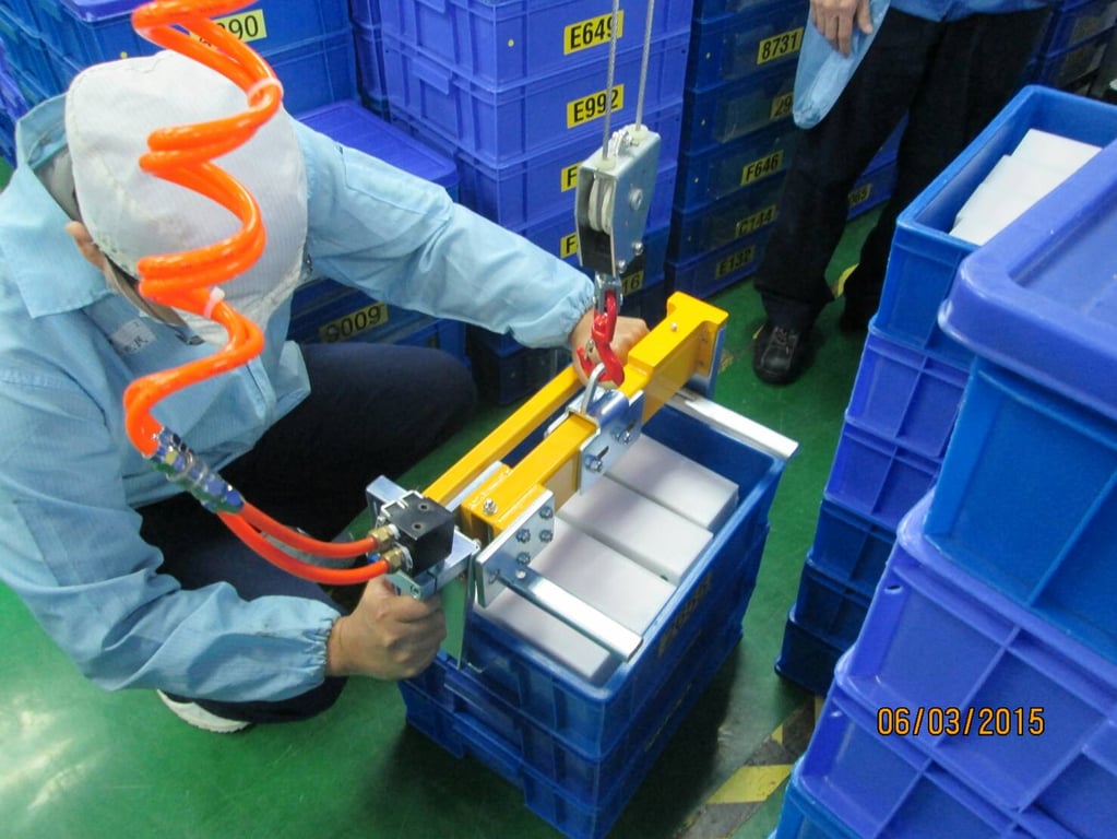 Cầu trục khí nén treo ray, tool móc khay nhựa cho phòng sạch