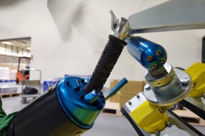 Cầu trục xoay đế di động và bộ hút chân không hút thùng giấy - ảnh 3