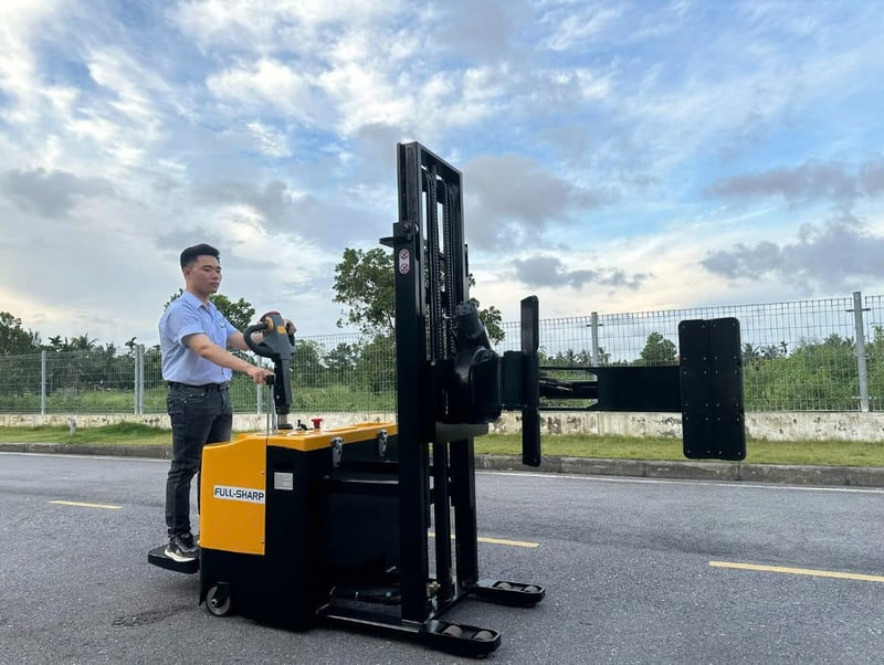 Xe nâng điện kẹp cuộn 300 kg, xoay lật cuộn tại chỗ