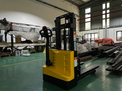 Xe nâng điện chân rộng tải 1 đến 3 tấn cho kho và nhà xưởng - ảnh 10