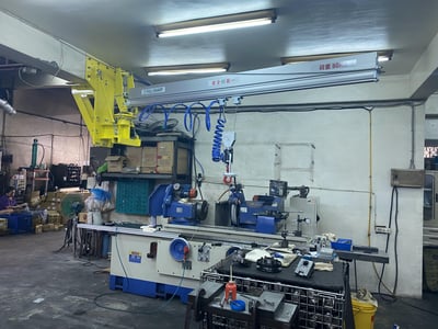 Ceiling-Mounted Pneumatic Jib Crane with Force-Sensing Control - ảnh 1