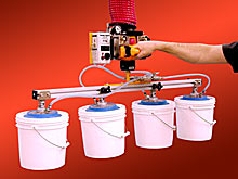 Nâng cùng lúc bốn thùng 3,5 gallon