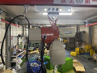 Suspended Pneumatic Jib Crane on 5T Rail with 200 kg Plastic Tray Gripper - ảnh 19