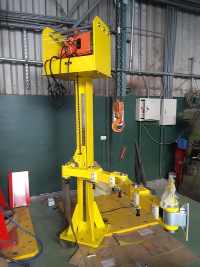 Tay nâng điện khớp nối làm việc trong nhà máy thép - ảnh 1