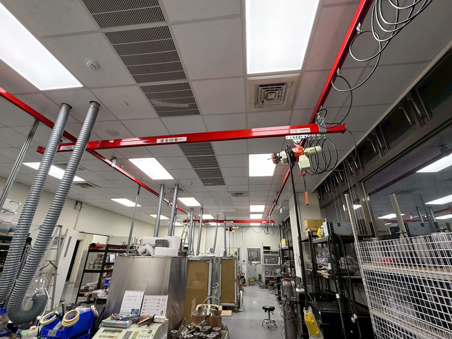 How to choose an electric hoist: capacity, speed and features