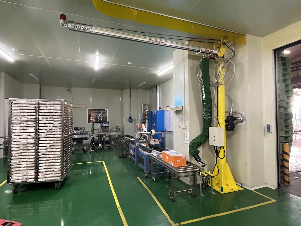 Cầu trục xoay thanh ray nhôm và hút chân không thùng giấy