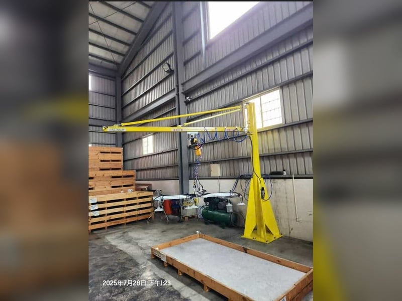 Cầu trục xoay 250 kg, pa lăng ENDO và mặt hút chân không tấm