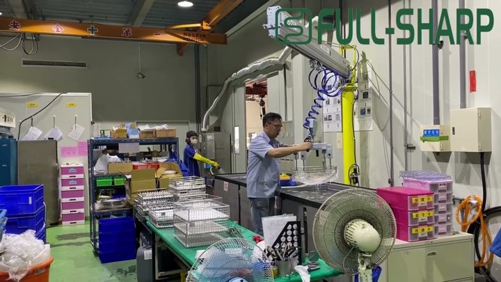 Cầu trục xoay khí nén & Thiết bị kẹp nâng hạ khay nhựa.