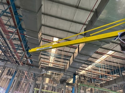 Cầu trục xoay ray 5T 200 kg, air balancer và tool kẹp ắc quy - ảnh 5