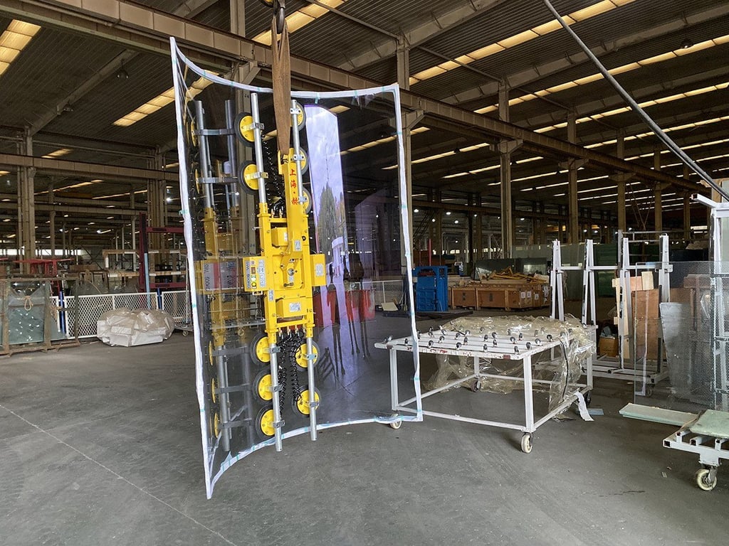 Lật, xoay tay khi bốc xếp kính cong