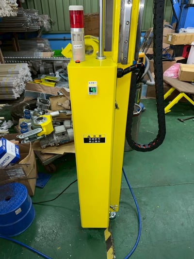 Tay nâng trợ lực bám cột kẹp linh kiện lắp máy biến áp - ảnh 1