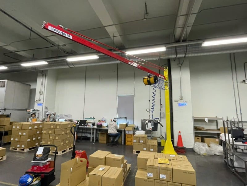 Cầu trục xoay ray 5T treo palăng khí nén và tool kẹp thùng giấy