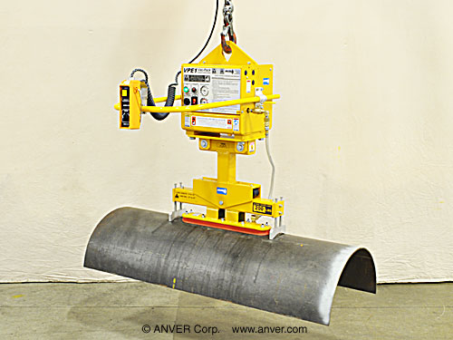 ANVER VPE1 one pad electric powered vacuum lifter with PA4522-S-3-S1-VP12-C attachment handling a cylindrical load (view 2)