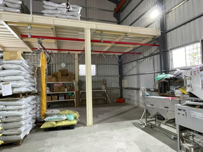 Thanh ray 5T treo trần, bên dưới treo thiết bị hút chân không ANVER