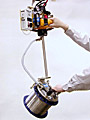 Hệ VM của ANVER tích hợp pa lăng, bộ gá mười hai giác hút đặt riêng, nâng cuộn dây tới 50 lb (23 kg)