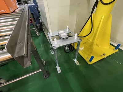 Cầu trục xoay thanh ray nhôm và thiết bị chân không hút thùng giấy - ảnh 1