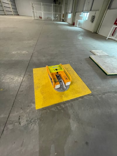Cổng trục 1 tấn với pa lăng điện và mặt hút chân không tấm cemboard - ảnh 16