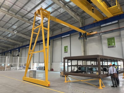 Cổng trục 1 tấn với pa lăng điện và mặt hút chân không tấm cemboard - ảnh 2
