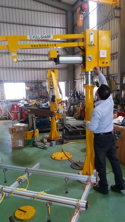 Tay nâng trợ lực tự động cân trọng lượng và khóa khớp tay - ảnh 3
