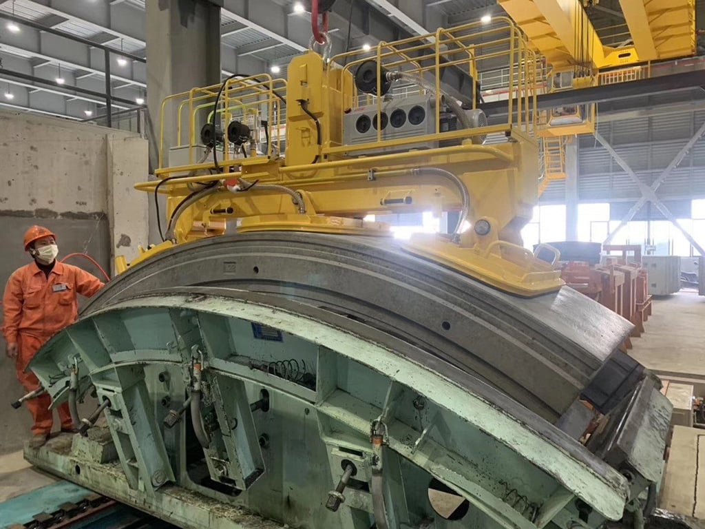 Demoulding concrete tunnel segments