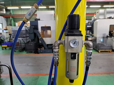 Cầu trục xoay khí nén đế di động và xe kéo điện đưa phôi vào máy CNC - ảnh 1