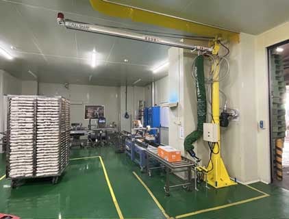 Cầu trục xoay thanh ray nhôm và thiết bị chân không hút thùng giấy