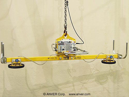 ANVER VPF-57-AC với L60M2-86FP: nâng hạ tấm nhôm gân chống trượt 12 ft x 6 ft (3.7 m x 1.8 m), trọng lượng đến 600 lb (272 kg)