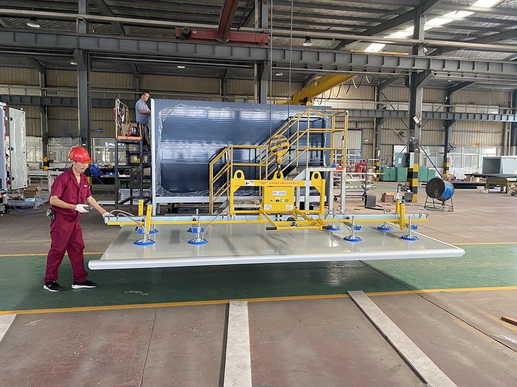 Bốc xếp ngang tấm thân xe RV