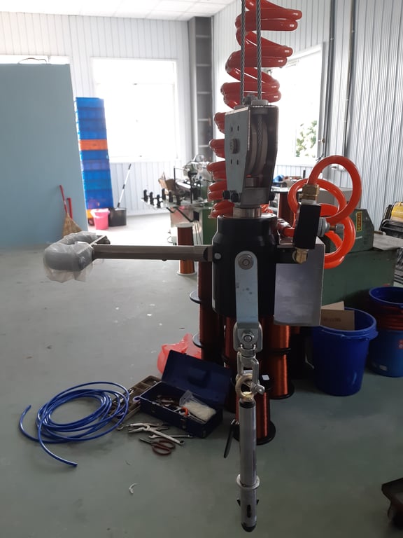 Cầu trục xoay khí nén với tool móc nâng cuộn dây đồng