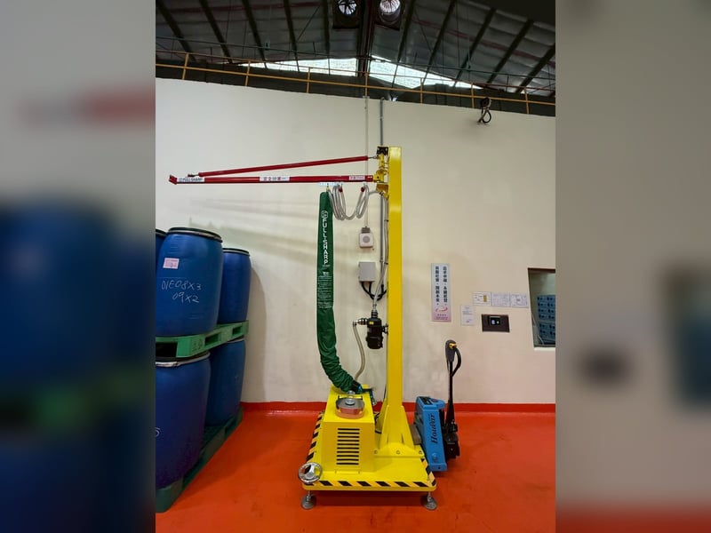 Cầu trục xoay đế di động hút chân không thùng giấy