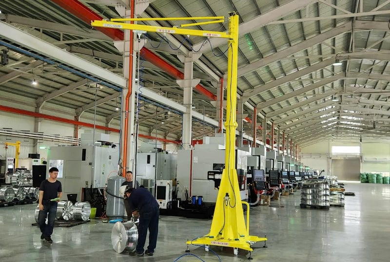 Cầu trục xoay di động nâng mâm xe bằng xi lanh khí nén