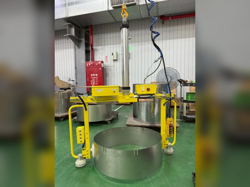 Thanh ray 5T treo trần với palăng điện và tool hút kẹp xoay tay