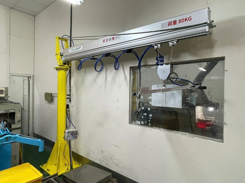Cầu trục xoay 80 kg nâng khay nhựa bằng khí nén