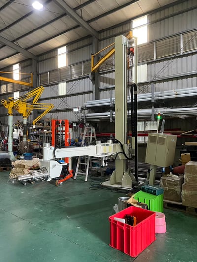 Tay nâng trợ lực nâng và lật cuộn nguyên liệu - ảnh 1