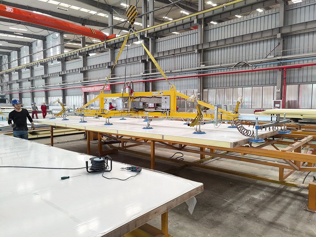 Bốc xếp ngang tấm composite