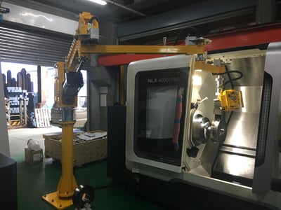 Tay nâng trợ lực treo trần 120 kg nâng khuôn vào máy CNC - ảnh 1