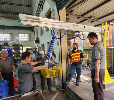 Cầu trục xoay khí nén 80 kg với tool nâng khay nhựa - ảnh 1