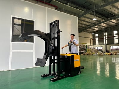 Xe nâng điện kẹp cuộn 300 kg, xoay lật cuộn tại chỗ - ảnh 18